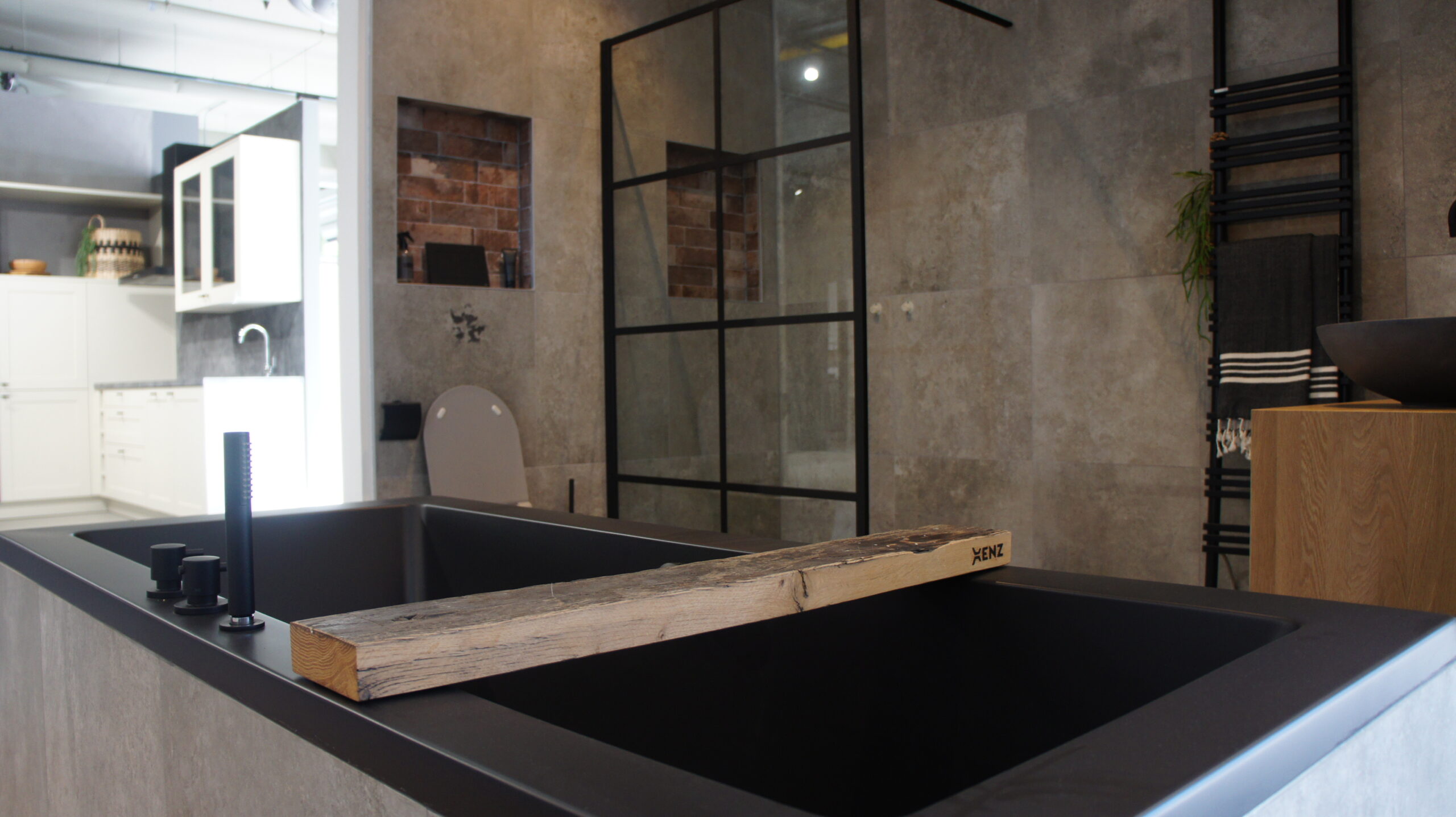 Steigerhout is een echte trend in een industriële badkamer